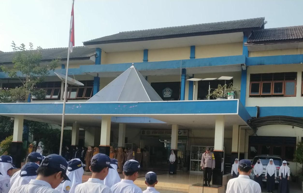Bhabinkamtibmas Polsek Karangpilang Jadi Pembina Upacara di SMPN 16 Surabaya