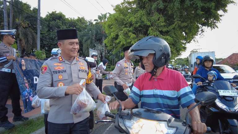 Wakapolresta Banyuwangi Bagikan Takjil Gratis kepada Masyarakat di Simpang 4 Karangente