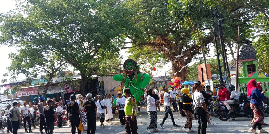 Personel Polsek Kalitidu Pengamanan Pawai Budaya