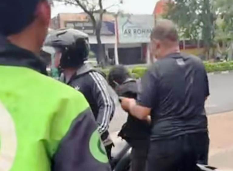 Perampas HP Asal Bratang Wetan Surabaya Tersungkur Ditendang Korban