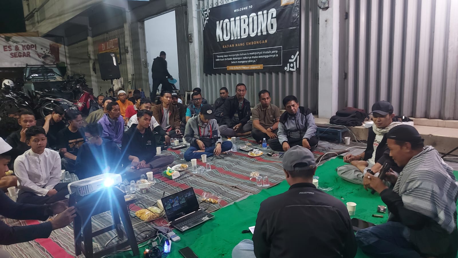 Cerita Kombong Pandaan, Kumpulan Pemuda Mbetik yang Ingin Belajar Apik