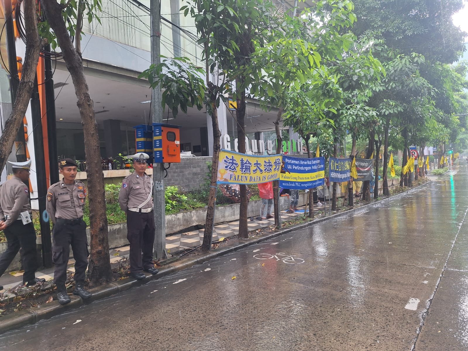 Aksi Damai Komunitas Falun Gong Dapat Pengamanan dari Polsek Sawahan