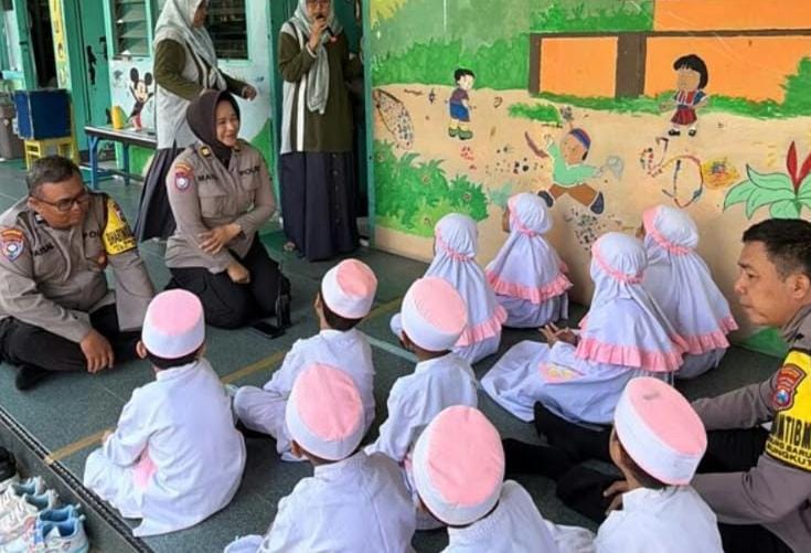 Hadirkan Rasa Aman Sejak Dini, Polsek Rungkut Sambang TK Wachid Hasyim