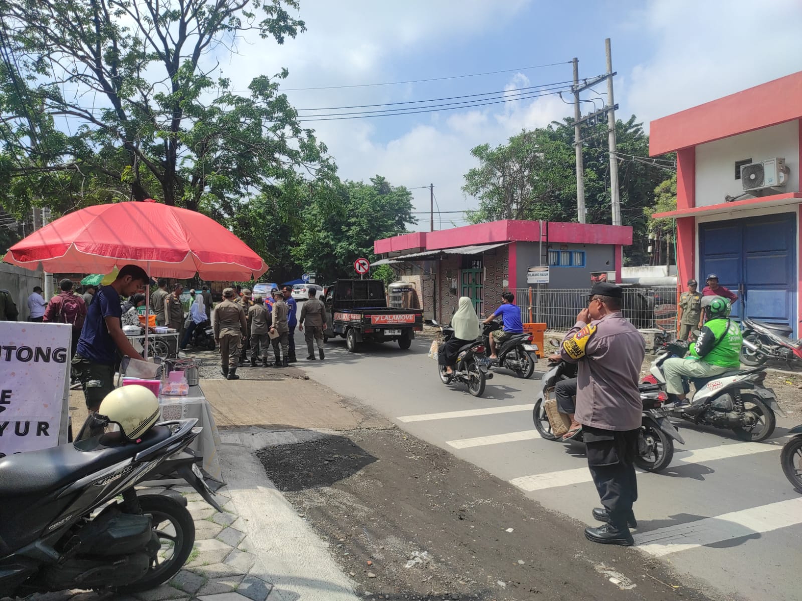 Polsek Rungkut Sinergi 3 Pilar Tertibkan PKL dan Parkir Liar Demi Kenyamanan Warga