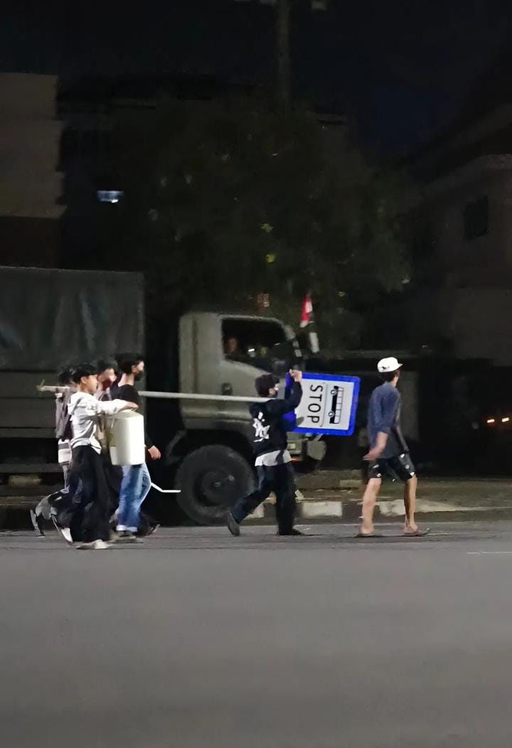 Massa Anarkistis Jarah Barang Berharga dan Fasilitas Umum di Surabaya