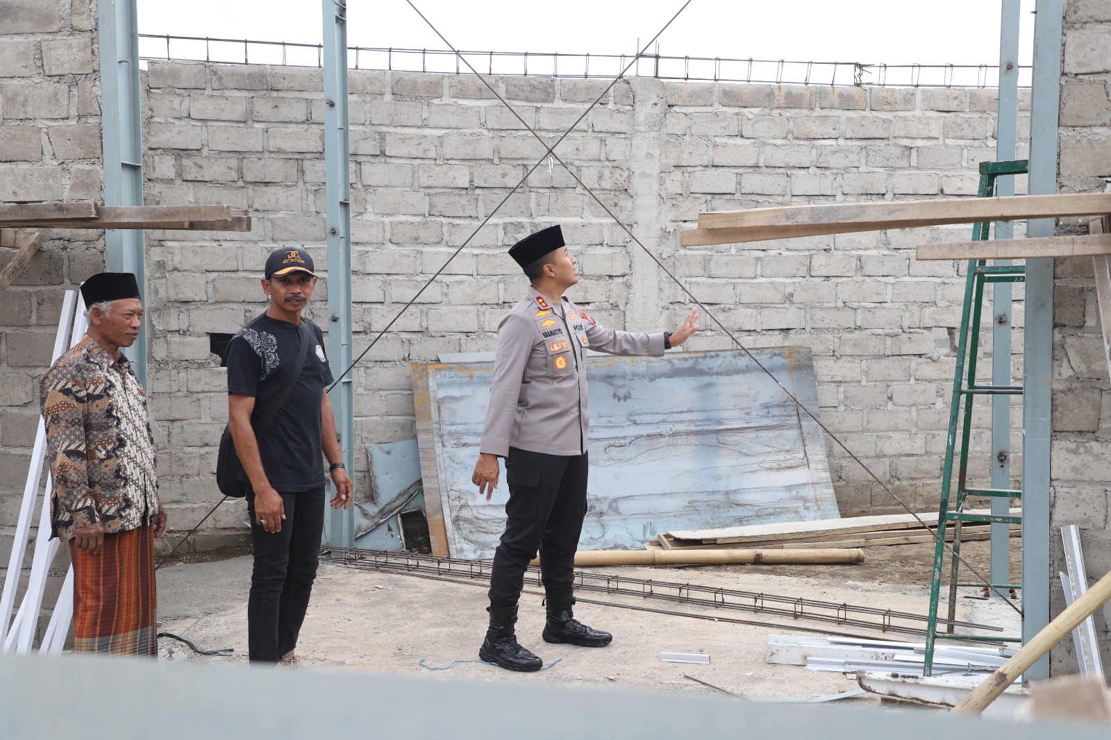 Polres Kediri Bantu Material Pembangunan Masjid Al-Huda Kepung