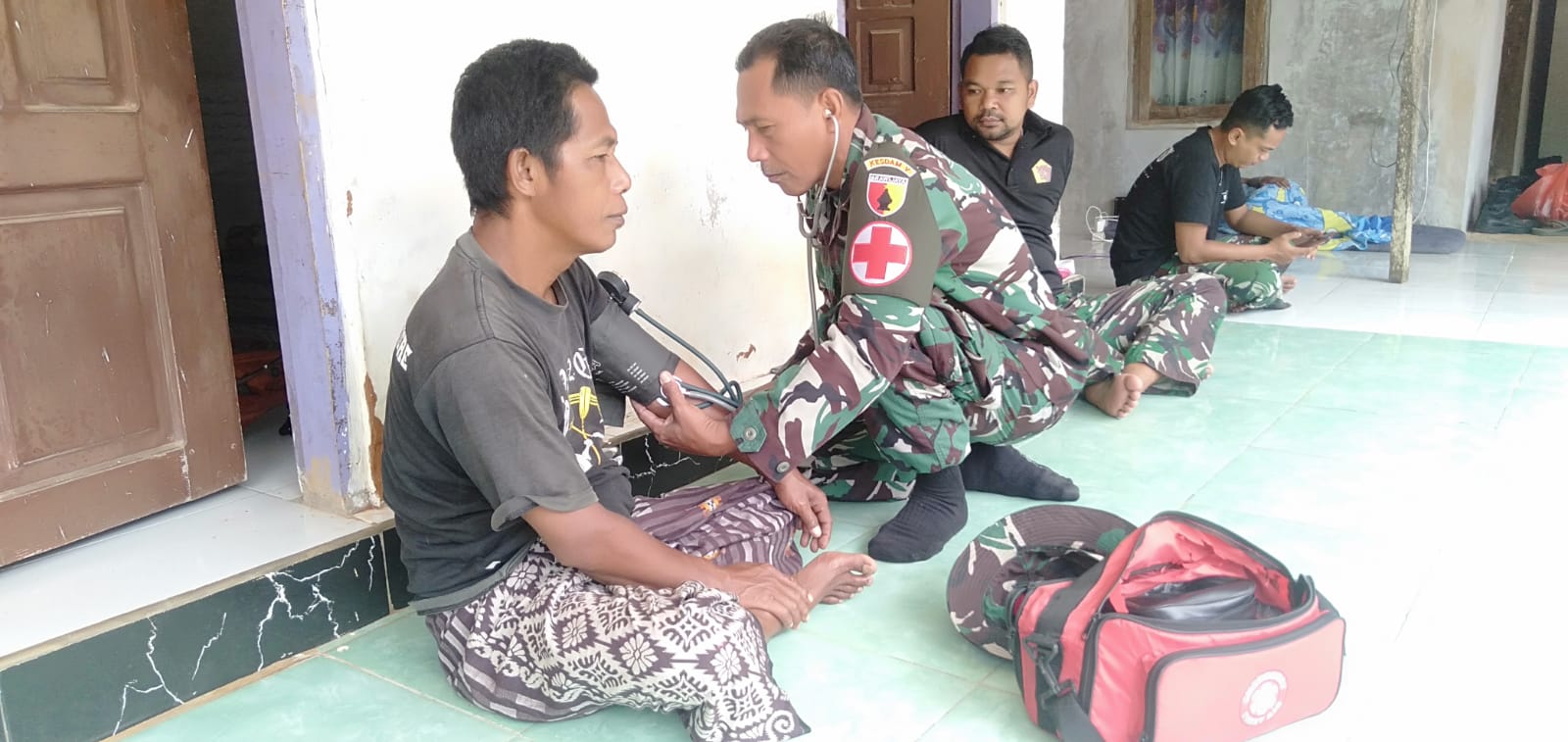 Respons Cepat Satgas TMMD 127 Bantu Warga Hipertensi