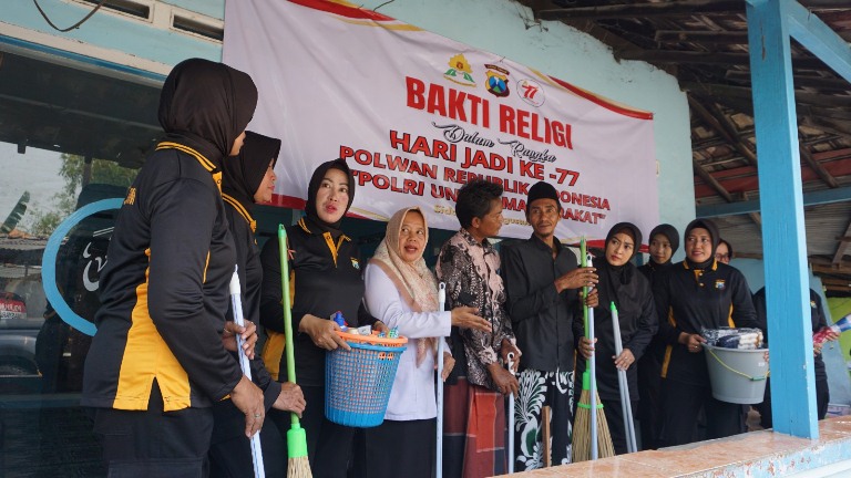 Polwan Kota Delta Bakti Religi di Porong