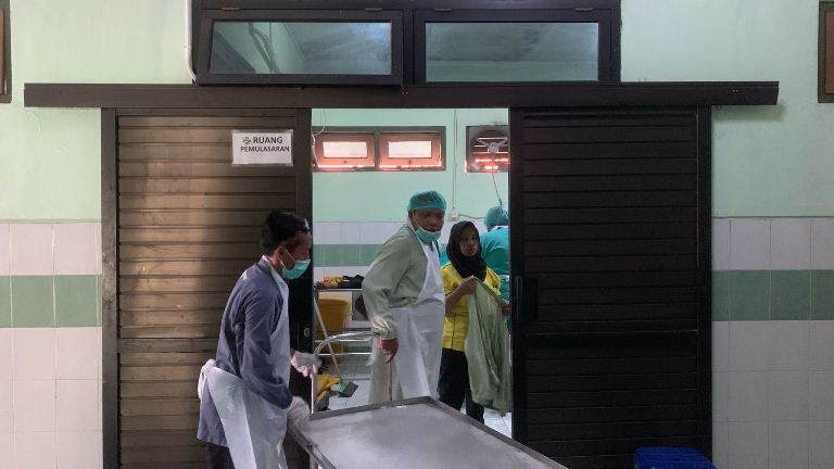 Mayat Berpeci Ditemukan Mengapung di Tambak Gresik, Belum Diakui Keluarga