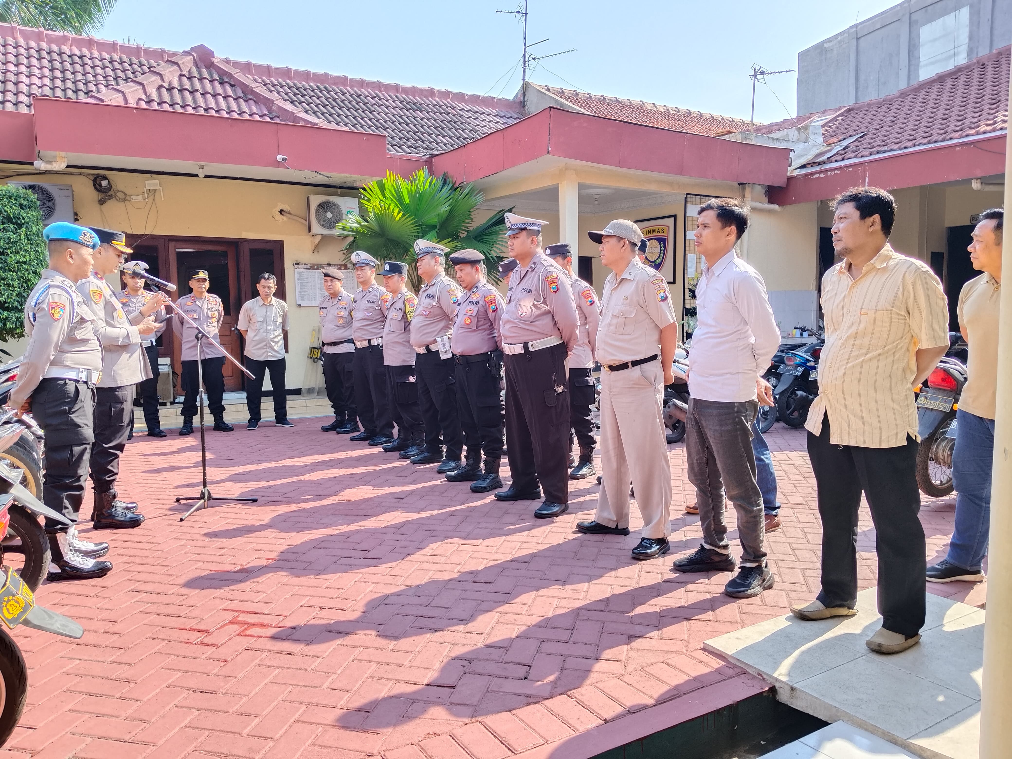 Tingkatkan Kedisiplinan Personel, Kapolsek Wonocolo Ajak Anggota Hadir Berikan Rasa Aman ke Masyarakat