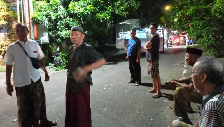 Warga Wisma Tengger Surabaya Hadang Masuknya Mesin Berat ke Pabrik PT SJL