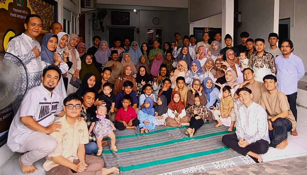 Idulfitri Bersama Keluarga Besar Mbah Matrawi, Tradisi Puluhan Tahun yang Tetap Terjaga