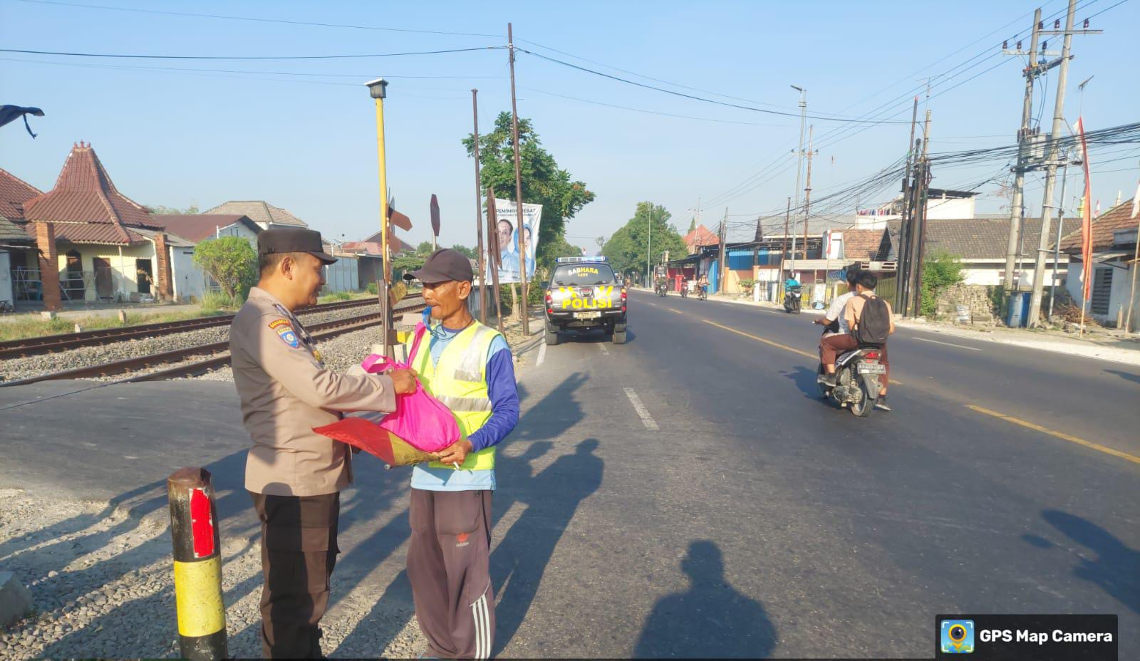 Jumat Berkah, Polsek Balen Berbagi Bingkisan Kepada Warga