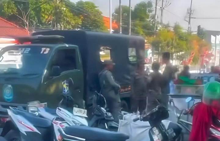 Viral Video Oknum Berseragam Satpol PP Diduga Palak Pedagang di Surabaya, Kasatpol PP: Itu Bukan Anggota Kami