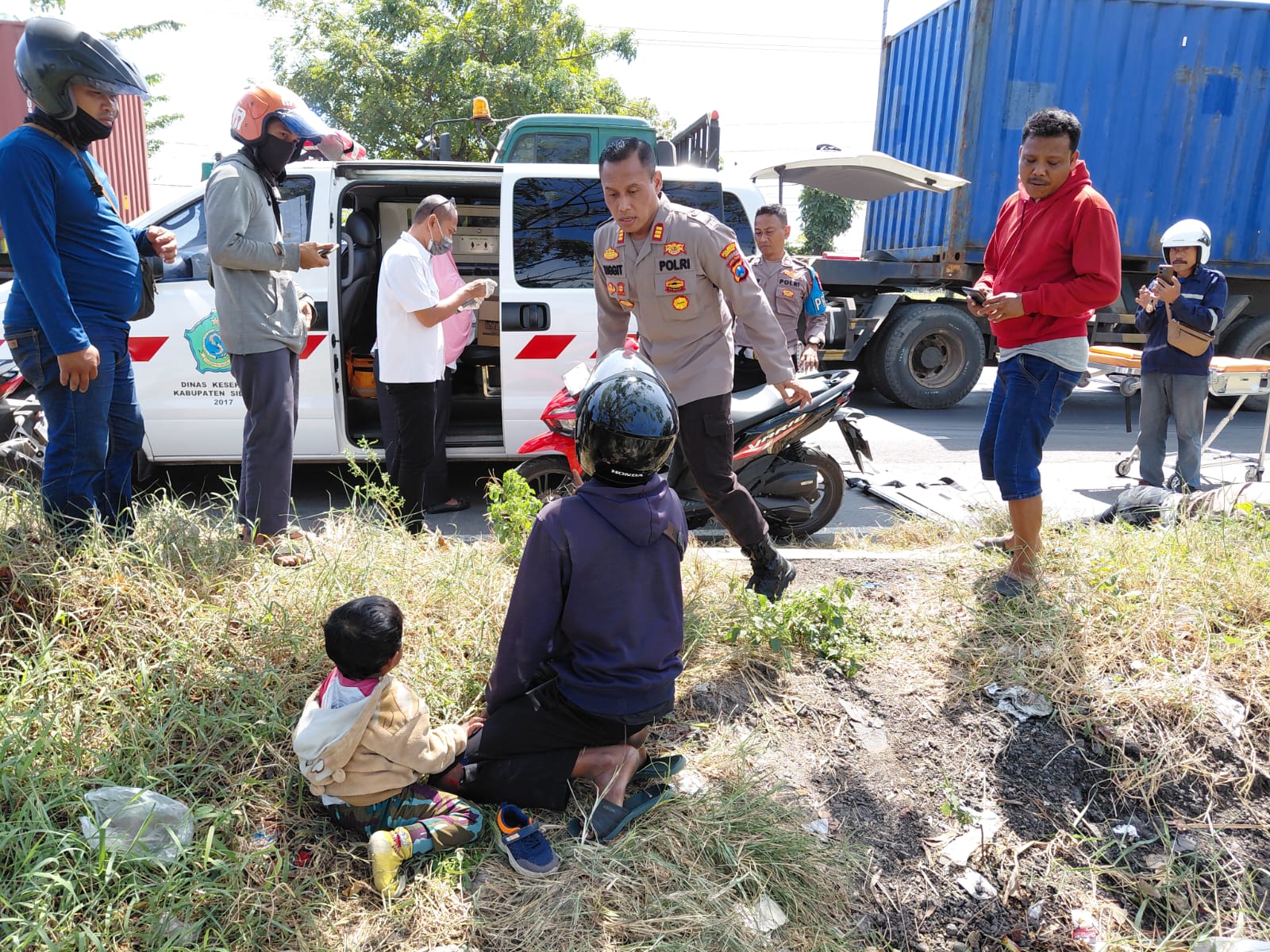 Polisi Sigap Bantu Korban Lakalantas di Jalan Trosobo