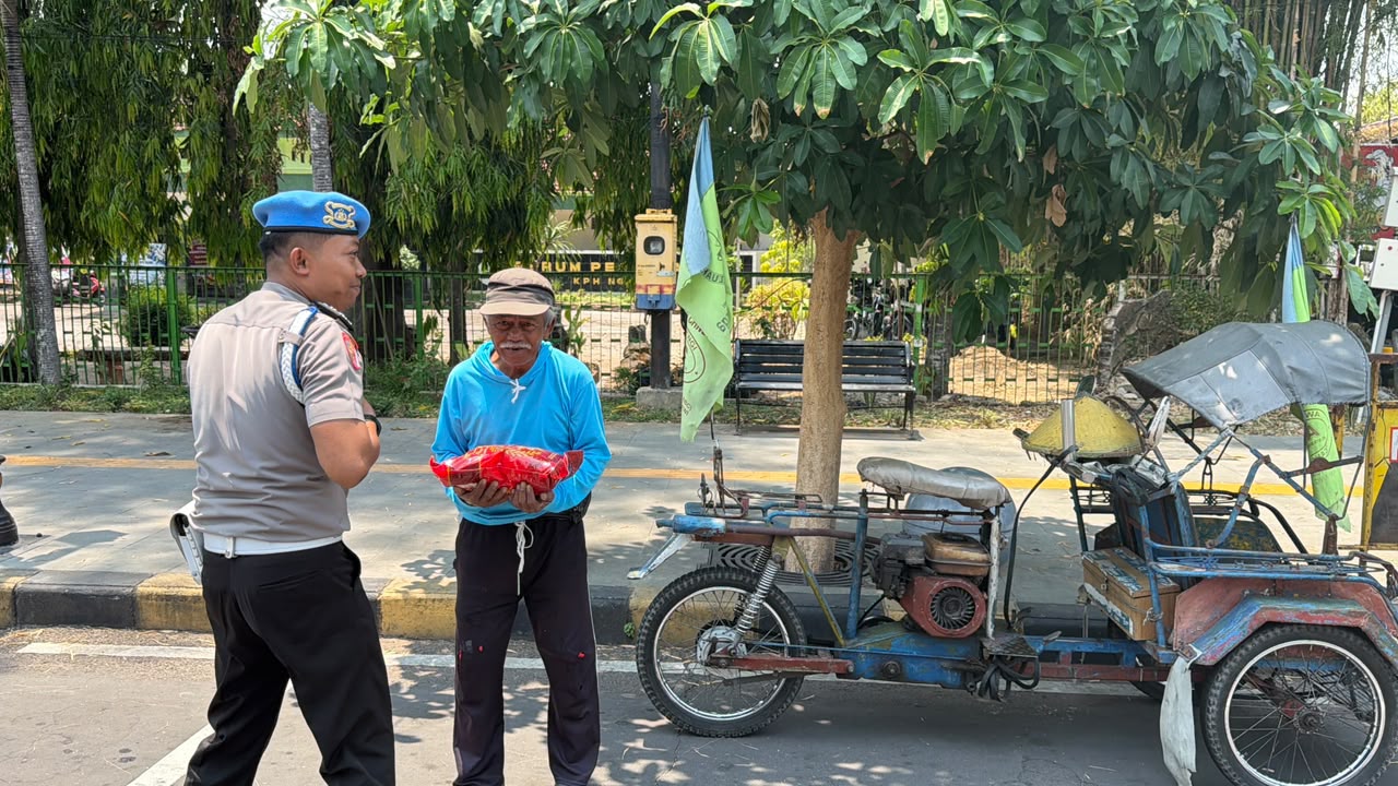 Senyum Abang Becak, Terima Paket Sembako dari Sipropram Polres Ngawi