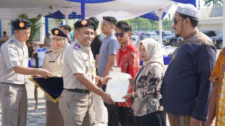 Peringatan Hantaru Ke-65, ATR/BPN Jember Serahkan 12 Sertifikat Tanah