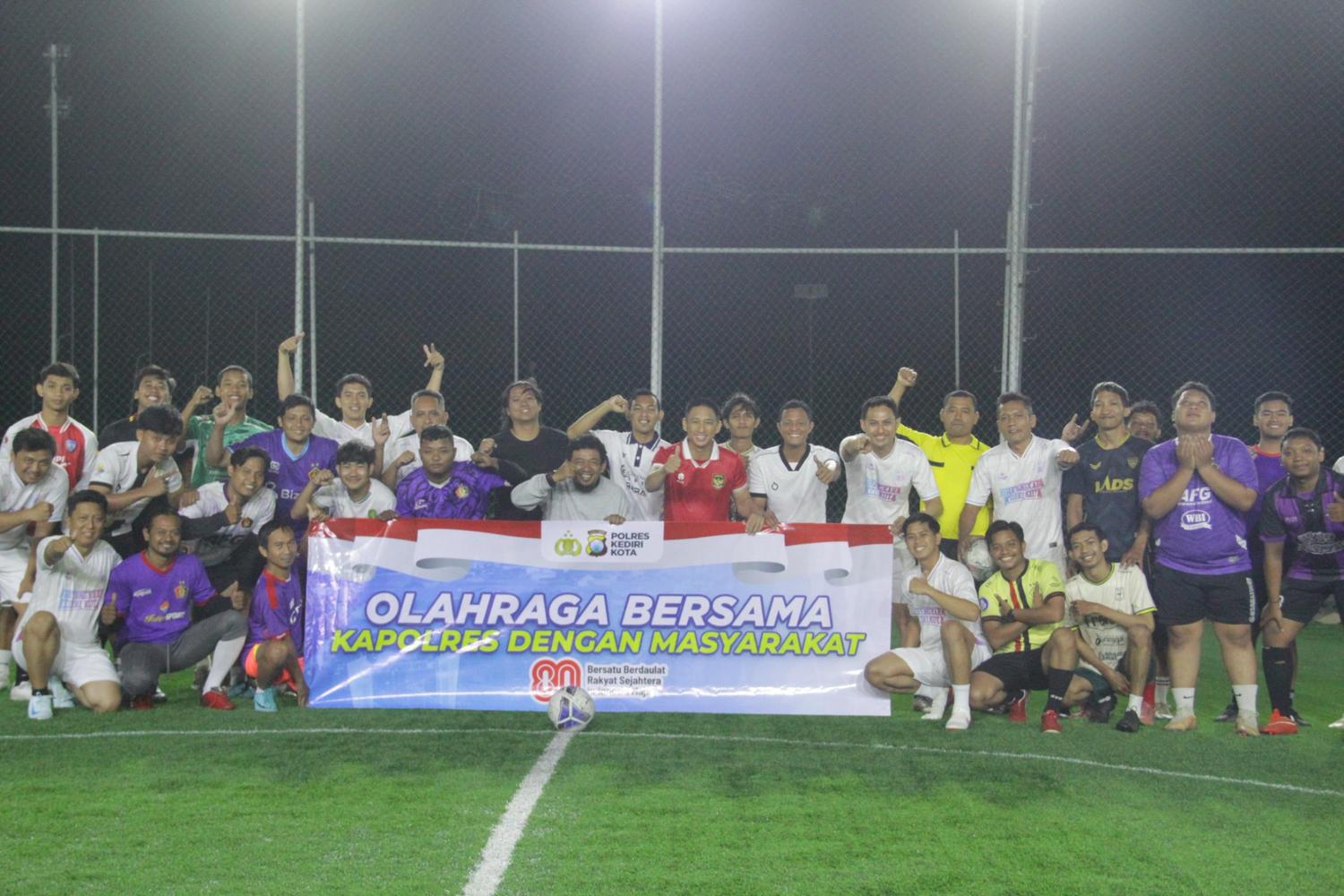 Wujudkan Kebersamaan dan Persaudaraan, Polres Kediri Kota Gelar Fun Minisoccer Bersama Supporter Persik