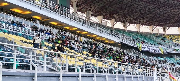 Antusiasme Suporter Memenuhi Stadion Gelora Bung Tomo Surabaya Jelang Laga Persebaya vs PSS Sleman