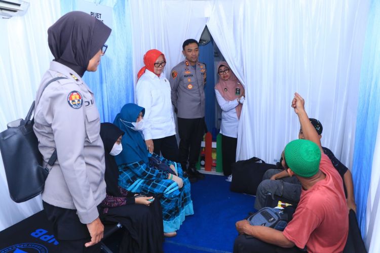 Motor Terbakar di Monumen Suryo Ngawi, Polisi Sigap Tangani dan Selamatkan Pengendara