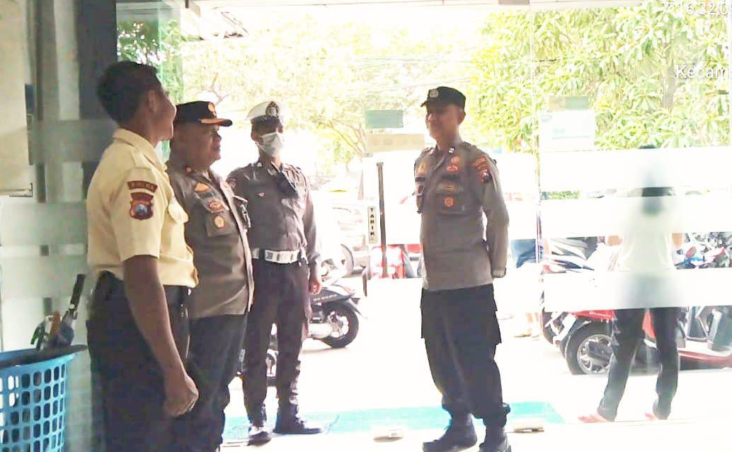 Patroli Perbankan, Polsek Sukomanunggal Beri Pengamanan Transaksi di BCA Kupang Jaya