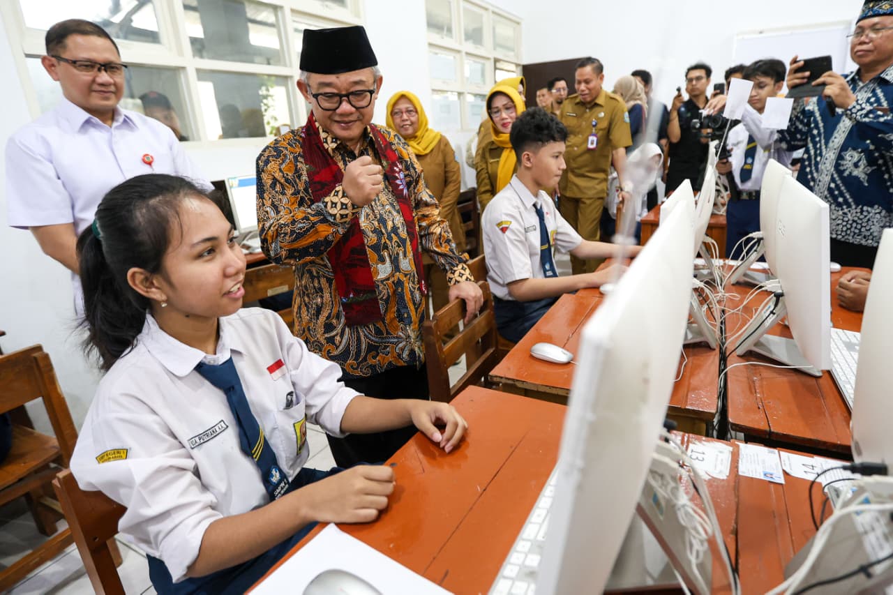 Mendikdasmen Pantau TKA di Surabaya, Siswa Sebut Soal Relatif Mudah