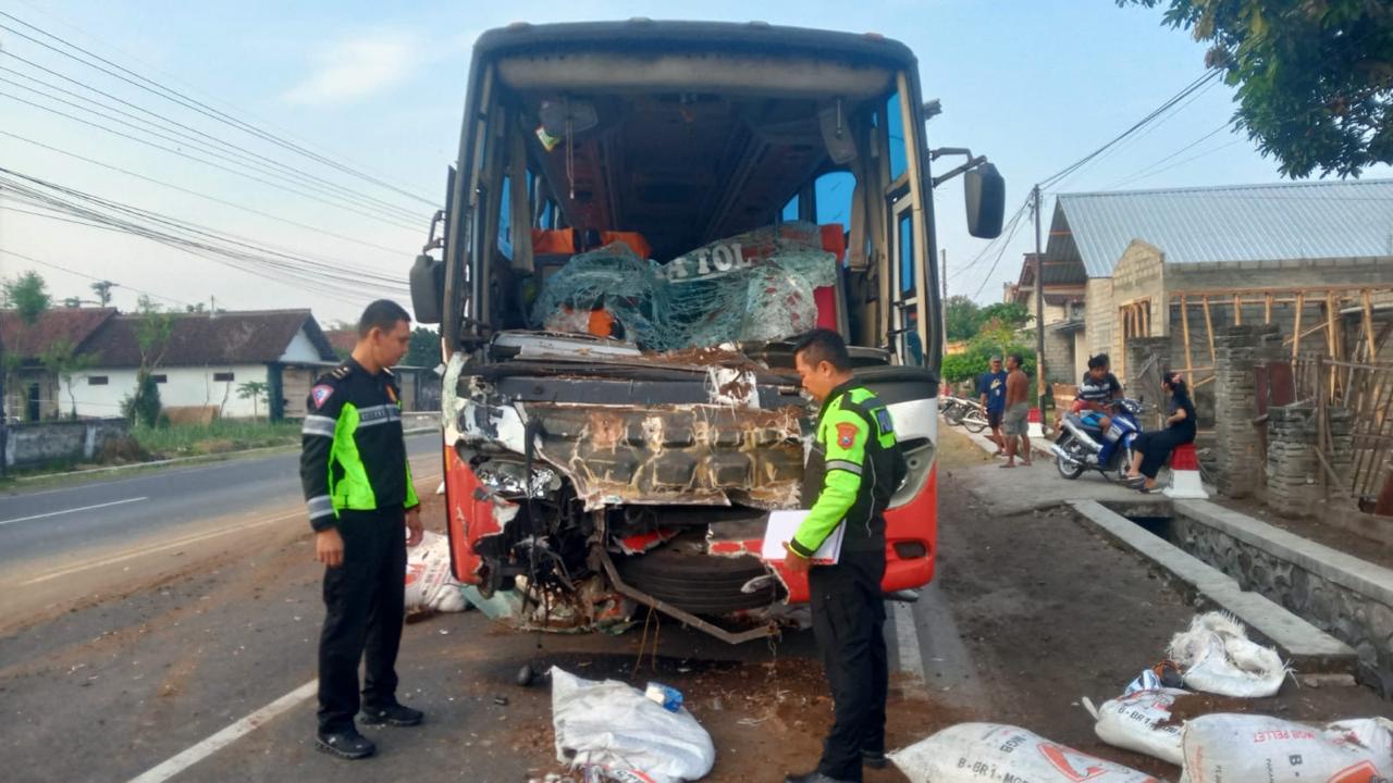 Bus Harapan Jaya Tabrak Truk Pengangkut Pupuk di Ngantru