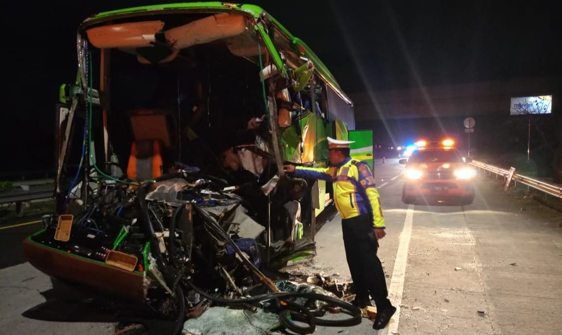 Bus Pariwisata Alami Kecelakaan di Jombang, Dua Orang Tewas