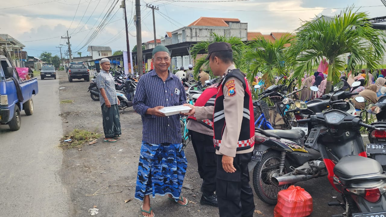 Polisi Bagikan Takjil Gratis Diiringi Kultum