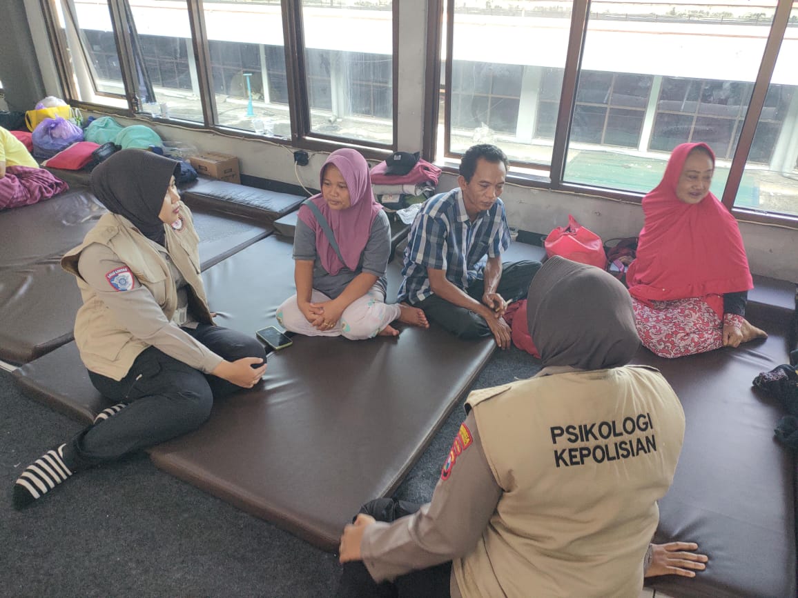 Tim Konselor dan Psikologis Polresta Banyuwangi Dampingi Keluarga Korban Kapal Tenggelam