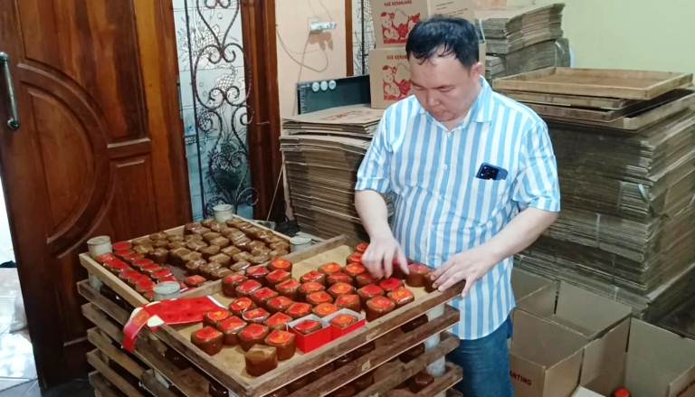 Jelang Imlek, Usaha Kue Keranjang di Kalidami Kebanjiran Pesanan
