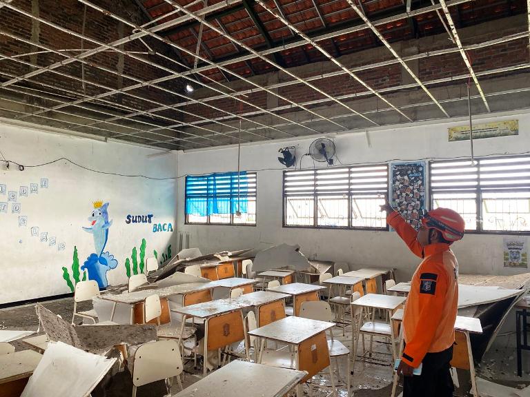 Wawali Surabaya Minta Pembenahan Konstruksi Usai Plafon Kelas SMPN 60 Ambrol