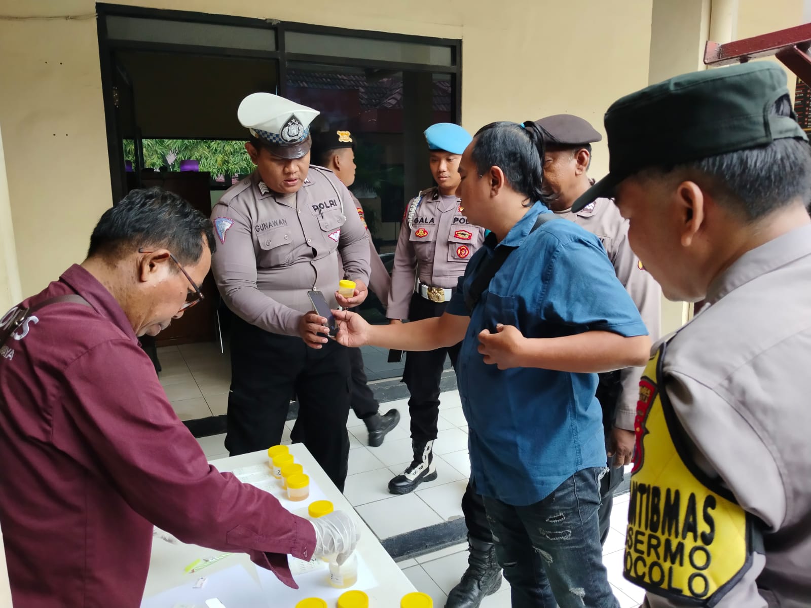 Polsek Wonocolo Gelar Tes Urine, Perkuat Disiplin Anggota untuk Pelayanan Prima