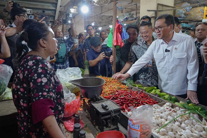 Stok Kebutuhan Pokok Aman Jelang Nataru, Menteri Perdagangan Cek Pasar Tambakrejo 