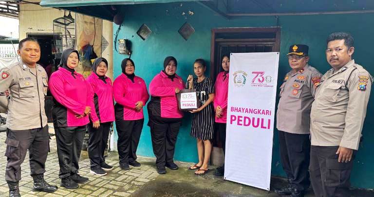 Sambut Hari Bhayangkara Ke-79, Polsek Sukomanunggal Gelar Bakti Religi dan Bansos di Masjid Al-Amin