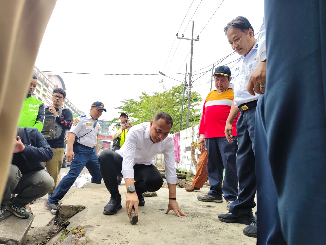 Urai Kemacetan Kronis, Eri Cahyadi Sterilkan Pasar Maling Wonokromo dan Perlebar Jalan 5 Meter