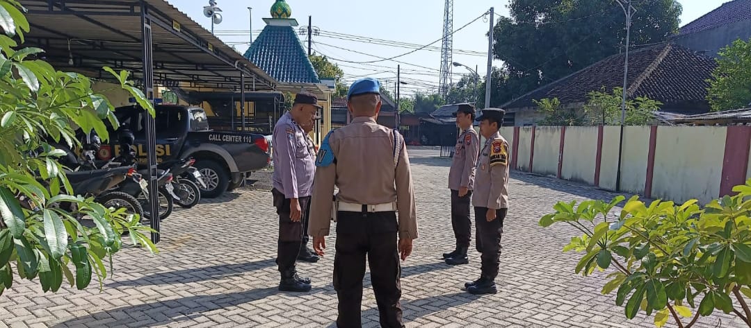 Kanit Propam Pimpin Apel Serah Terima Piket Penjagaan Mapolsek Purwosari