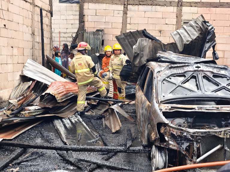 Gudang dan Rumah di Asemrowo Surabaya Ludes Terbakar, Avanza serta Motor Tinggal Rangka