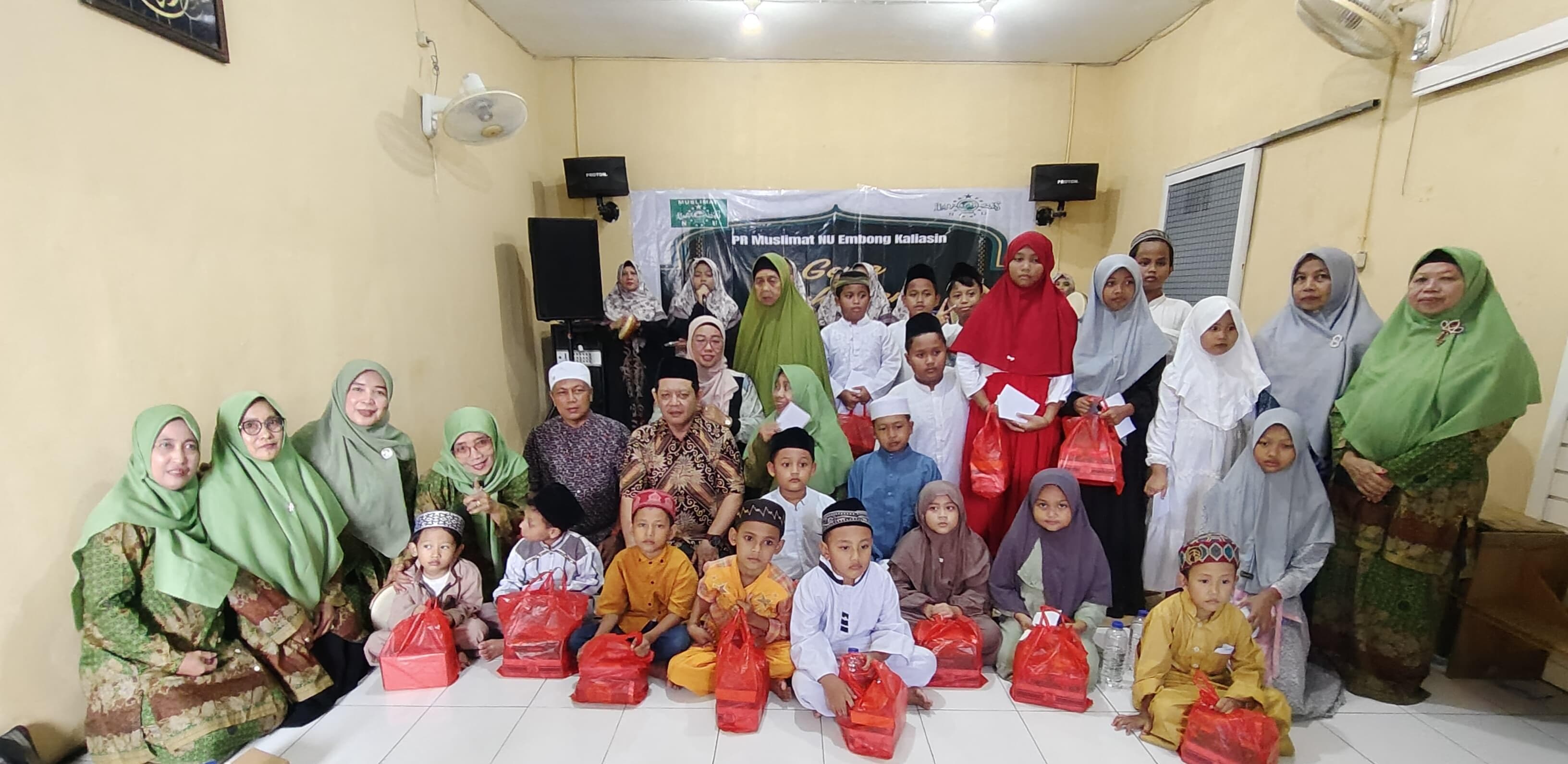 Muslimat NU Embong Kaliasin Gelar Gema Muharram dan Santunan Anak Yatim