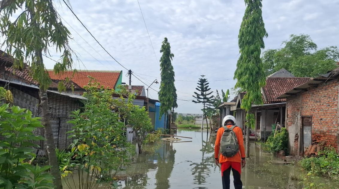 Sejumlah Tanggul Sungai Jebol, Warga Gresik Selatan Masih Terdampak Banjir