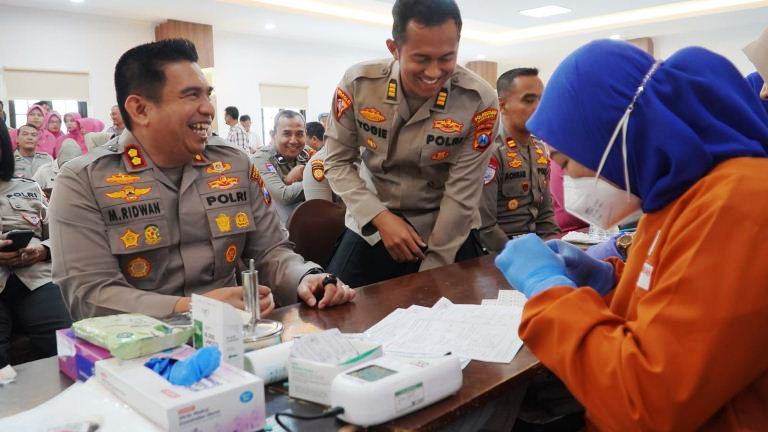 Sambut HUT Ke-79 Bhayangkara, Ratusan Anggota Polrestabes Surabaya Donor Darah
