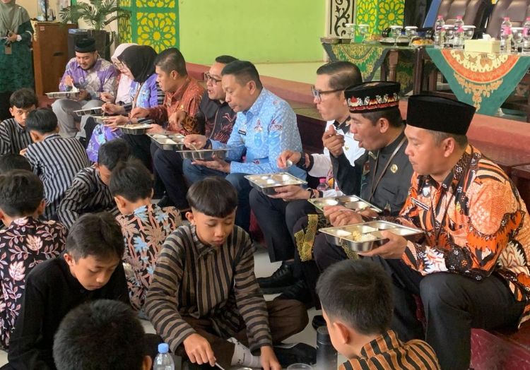 Wali Kota Malang Pantau Uji Coba MBG Prasmanan di MIN 2