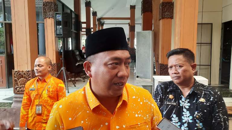 Mas Rio Minta Camat Situbondo Cari Solusi Rumah Warga yang Menyatu dengan Kandang Ternak