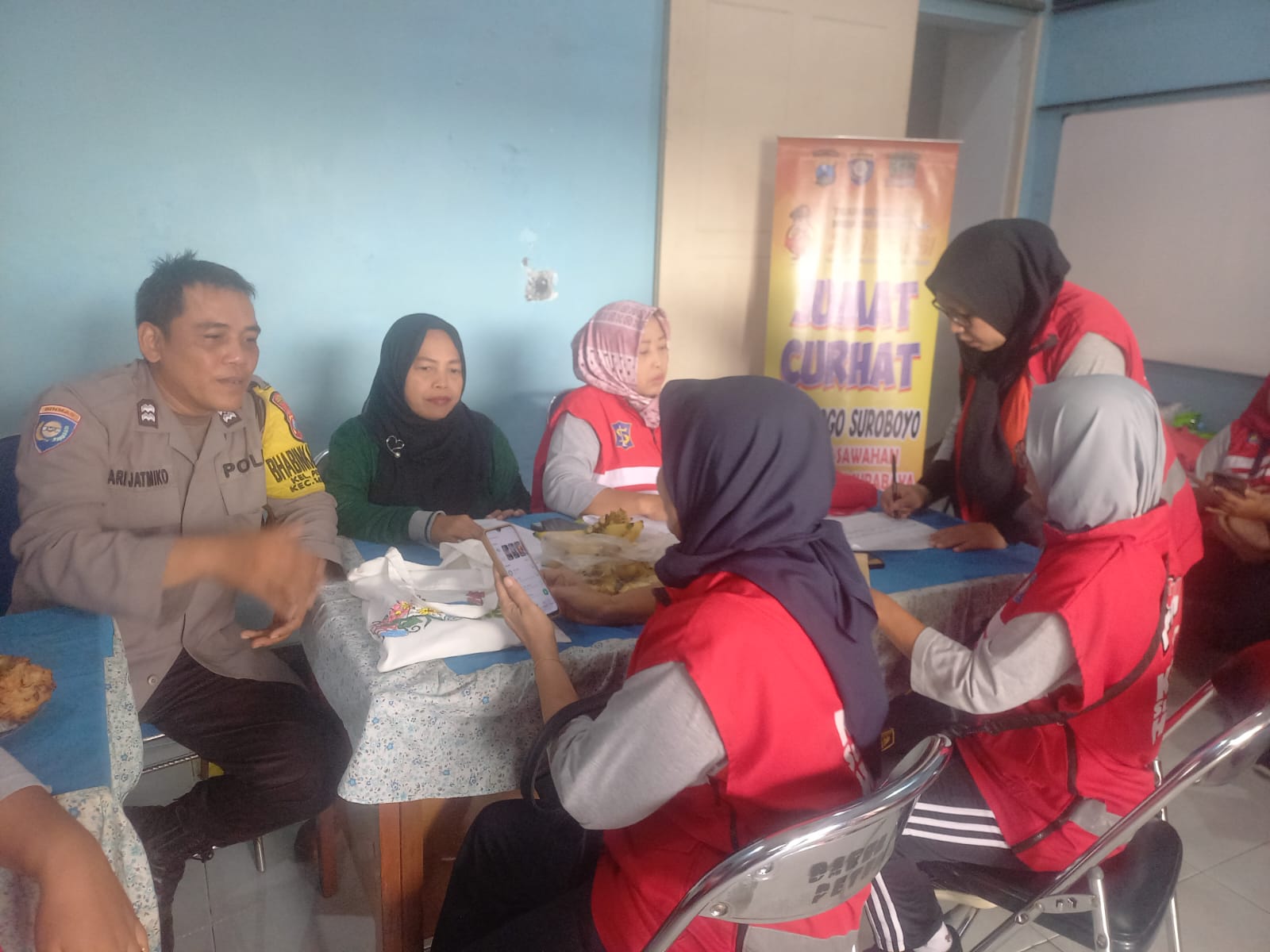 Polsek Sawahan Dengar Langsung Keluhan Warga Petemon dalam Program Jumat Curhat