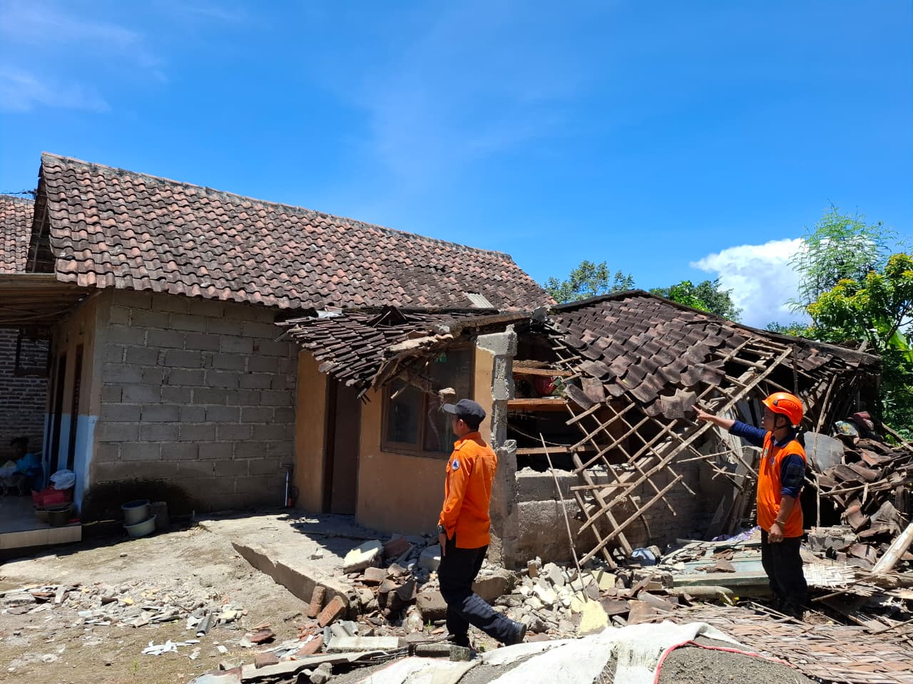 Ditinggal Tarawih, Rumah Nenek di Kejayan Ambruk Diterjang Angin Kencang