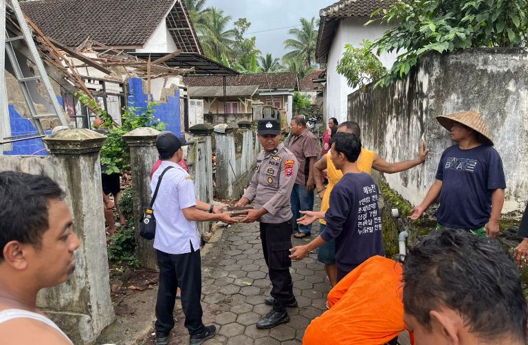 Satu Rumah Roboh di Desa Songgon, Polsek Bersama Warga Bersihkan Puing