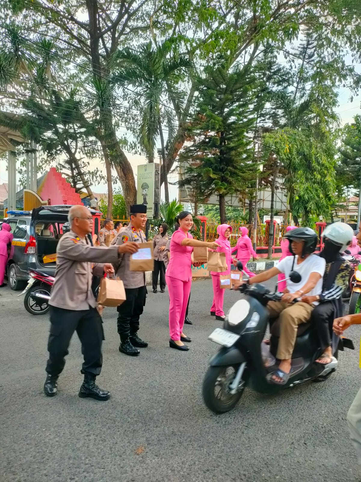 Polsek Sidoarjo Kota Bersama Bhayangkari Berbagi di Bulan Suci