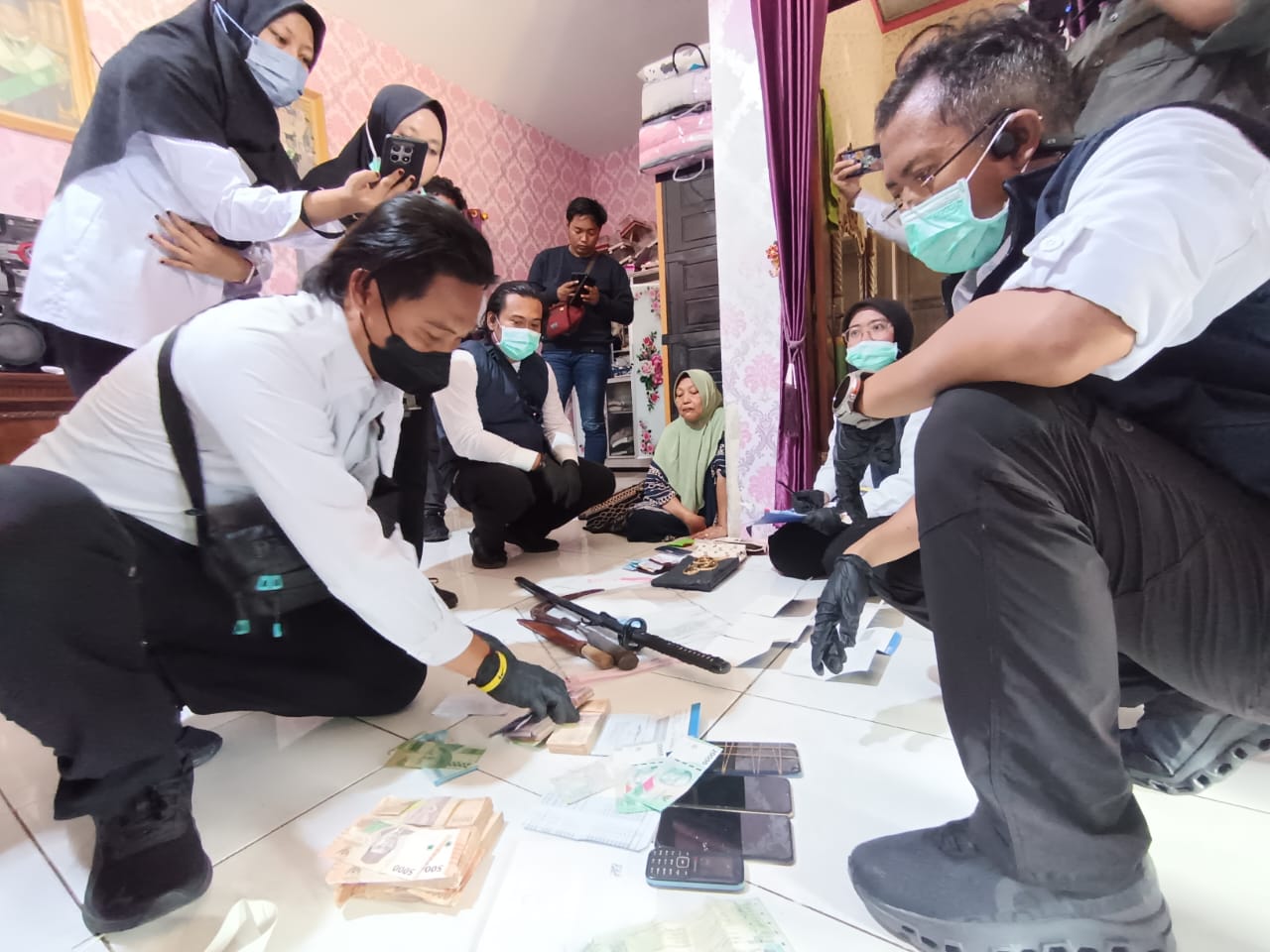 Geledah Rumah Muhklis, BNNP Jatim Temukan Buku Rekening dan Surat Perhiasan