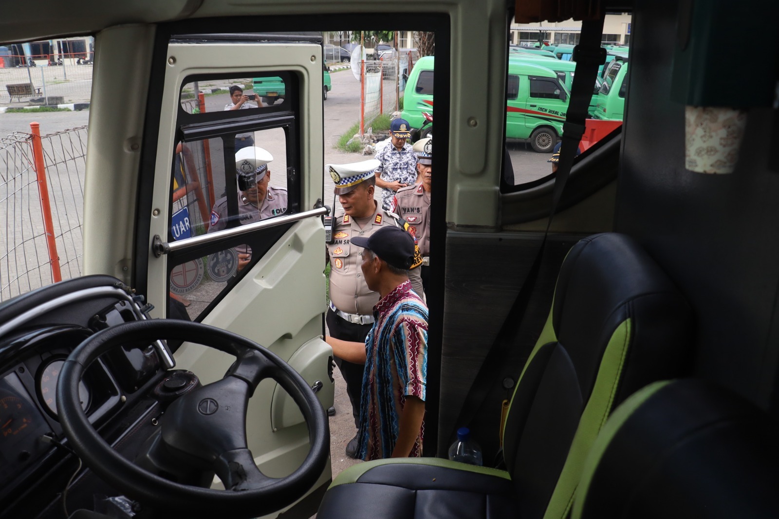 Satlantas Polres Pelabuhan Tanjung Perak Lakukan Ramp Check di Terminal Ampel