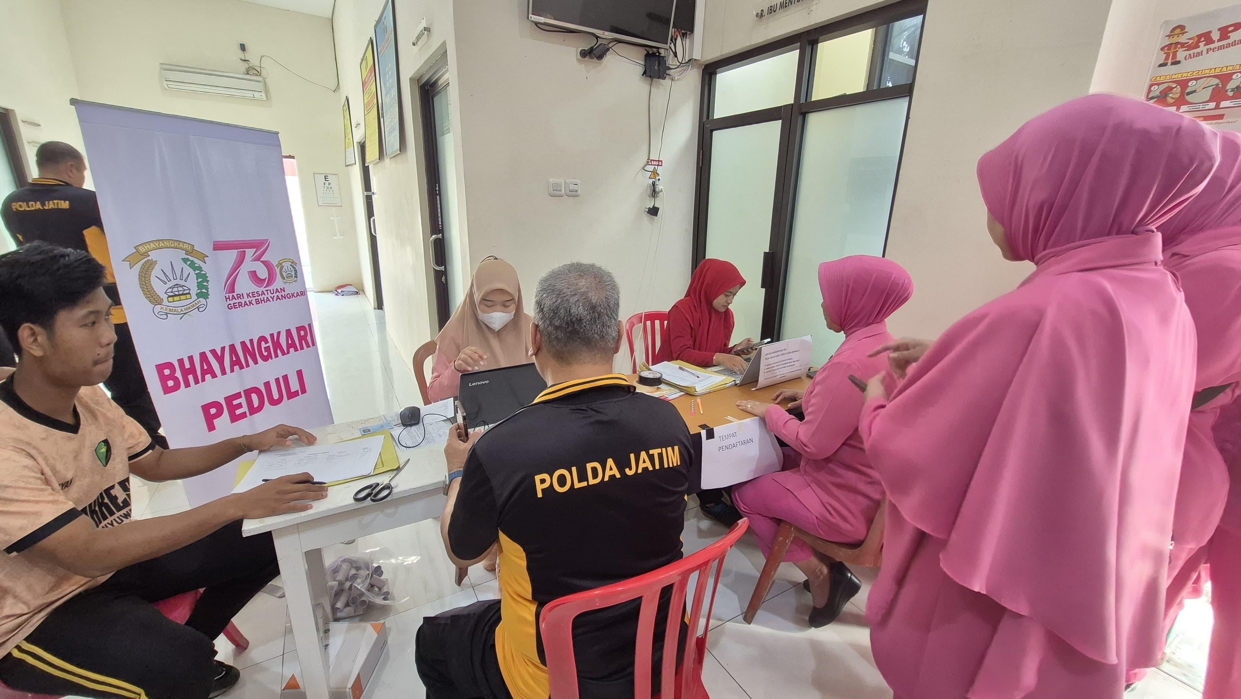 Hari Bhayangkara Ke-79, Sidokes Polresta Banyuwangi Gelar Bakti Kesehatan dan Bakti Sosial Donor Darah